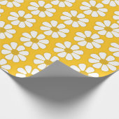 Cheerful Retro Daisies White en Mustard Yellow Cadeaupapier (Hoek)