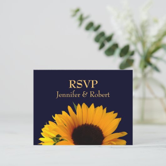 Cheerful Sunflower Navy Blue Wedding RSVP Uitnodiging Briefkaart (Staand voorkant)