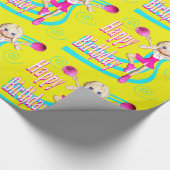 Cheerleader Gelukkige Verjaardag op Helder Geel Cadeaupapier (Hoek)