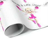 Cheerleader in hot roze verspreidt een beetje roer cadeaupapier (Rol Hoek)