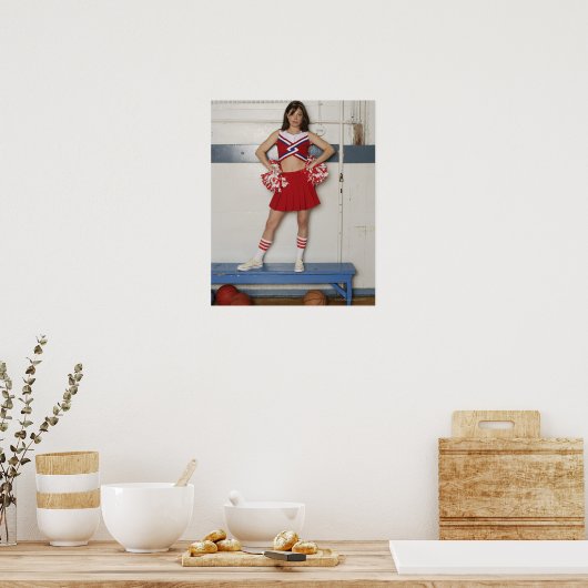Cheerleader op een bank nabij basketballen, poster (Keuken)