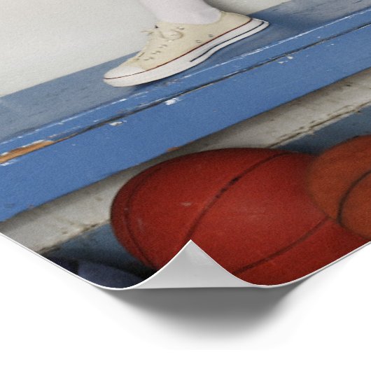 Cheerleader op een bank nabij basketballen, poster (Hoek)