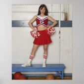 Cheerleader op een bank nabij basketballen, poster (Voorkant)