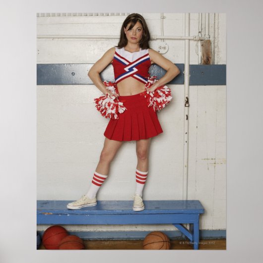 Cheerleader op een bank nabij basketballen, poster (Voorkant)