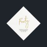 Cheers 40 | Modern Adult 40th Birthday Party Na Servet<br><div class="desc">Deze aangepaste papieren servet voegt een stijlvol detail toe aan de viering van je 40ste verjaardag. Dit ontwerp is voorzien van een eenvoudig chic Gold-letterteken "Veertig" met aangepaste tekst. De gelijke uitnodigingen en partijbenodigdheden zijn beschikbaar in mijn winkel BaraBomDesign.</div>