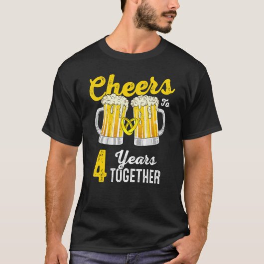 Cheers 4 jaar samen het vierde Jubileum van de bru T-shirt (Voorkant)
