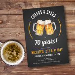 Cheers and Beers 70th Birthday Party Invitation Kaart<br><div class="desc">Proost en biertjes 70e verjaardagsfeestje uitnodiging. Vier zeventig jaar van grootsheid met deze feestelijke "Cheers and Beers" 70e verjaardag uitnodiging! Met gedurfde bieraccenten, rustieke mokken en een strakke combinatie van zwart, goud en wit, zorgt dit ontwerp voor de perfecte balans tussen relaxt plezier en klassieke sophisticatie. Of u nu een...</div>
