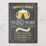 Cheers and Beers 80th Birthday Invitation Card Kaart<br><div class="desc">Cheers and Beers 80th Birthday Invitation Card met achtergrondkartonnen achtergrond. Voor verdere aanpassing,  te klikken gelieve de knoop "van de Aanpassing het"en ons ontwerphulpmiddel te gebruiken om deze sjabloon te wijzigen.</div>