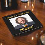 Cheers & Beers Milestone Verjaardag Foto Keepsake Kartonnen Onderzetters<br><div class="desc">Voeg een persoonlijk tintje toe aan uw mijlpaalviering met het Cheers & Beers Milestone Birthday Photo Keepsake Square Paper Onderzetter. Met een feestelijk "Cheers & Beers"-ontwerp kunnen deze onderzetters worden aangepast met een gekoesterde foto om een unieke en gedenkwaardige aandenken te creëer. Gemaakt van hoogwaardig, absorberend papier, ze zijn zowel...</div>