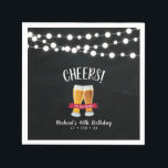 Cheers Beers | Rustic Adult 40th Birthday Party Servet<br><div class="desc">Deze aangepaste papieren servet voegt stijlvolle details toe aan uw speciale dag. In dit ontwerp zijn tekenaarslichten,  bierglazen grafische kaarten met een achtergrond van een krijt. U kunt al tekst aanpassen om uw gebeurtenis aan te passen. De gelijke uitnodigingen en partijbenodigdheden zijn beschikbaar in mijn winkel BaraBomDesign.</div>