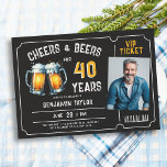 Cheers Beers Ticket Mannen Zwart 40e Verjaardag Fo Kaart<br><div class="desc">Op zoek naar 40e verjaardagsfeestideeën voor mannen? Mok Deze rustieke verjaardagsfeestuitnodigingen met een bierfeestthema, met een illustratie van twee bieruitnodigingen, de titel "Cheers and Beers", een ticket lijst en een fotosjabloon, zijn slechts het... ticket om uw man in stijl te vieren. Deze uitnodigingen voor 40e verjaardagsfeestjes voor mannen met een...</div>