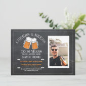 Cheers & Beers Verjaardag Chalk Party Foto Uitnodi Kaart (Staand voorkant)