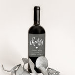 Cheers | Chalkboard Wedding Wine Labels Wijn Etiket<br><div class="desc">Pas deze geborstelde etiketten van koolstof met grijze kartonnen stijl aan met uw namen,  trouwdatum en wijnstokrassen of persoonlijke boodschap. Het ontwerp kenmerkt "Cheers"in wit handgeschreven het borstelschrijven van de stijlborstel met een kleine hartillustratie.</div>