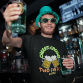 CHEERS! CHEERS! Twee biertjes op St. Patrick's Day T-shirt