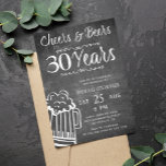 Cheers en bier 30e verjaardag van het karton van m kaart<br><div class="desc">Informele en grappige kaasmakers en biertjes mannen dertig-jarige feestdagen met een fancy typografisch script,  een mok voor geborenen en zwellen op een rotskleurige  donkergrijze achtergrond.             Geschikt voor om het even welke leeftijd of mijlpaal verjaardagspartij. Eenvoudig te personaliseren door leeftijd,  naam en feestgegevens te wijzigen!</div>