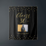 Cheers | Foto Gold & Black 30th Birthday Wandkleed<br><div class="desc">Deze moderne tapijt is ideaal voor een feestdag met chic gold & Black Color Thema. Je gast zal graag een foto nemen met deze geavanceerde feestachtergrond en je speciale dag onthouden. Het ontwerp is voorzien van gouden typografie "Cheers to 30 years" en een glans van de beelden. U kunt de...</div>