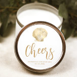 Cheers Gold White Coastal Beach Wedding Ronde Sticker<br><div class="desc">Een gouden  afbeelding van een schelpdier zeeschelp siert deze stijlvolle strand bruiloft sticker,  met goudkleurige tekst op een witte achtergrond. Het woord "Cheers" verschijnt in een elegant handschrift. Voeg de namen van het paar en de trouwdatum hieronder toe.</div>
