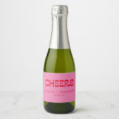 Cheers Groovy Pink Red Typography Names Wedding Sparkling Wijnetiket (Voorkant)