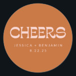 Cheers Groovy Terracotta Custom Names Wedding Ronde Sticker<br><div class="desc">Aangepaste Cheers Groovy Pink en Terracotta Typografie Aangepaste namen Wedding Classic Round Sticker</div>