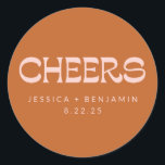 Cheers Groovy Terracotta Custom Names Wedding Ronde Sticker<br><div class="desc">Aangepaste Cheers Groovy Pink en Terracotta Typografie Aangepaste namen Wedding Classic Round Sticker</div>
