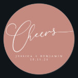 Cheers Minimalist Terracotta Script Custom Wedding Ronde Sticker<br><div class="desc">Cheers minimalistisch witscript op een Terracotta Roos Background Custom Wedding Classic Round Sticker</div>