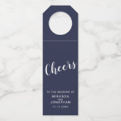 'Cheers' Modern Script Navy Blue Wedding Flessenhanger (Voorkant)
