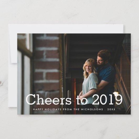 Cheers naar 2019 White Script Holiday Foto Feestdagenkaart (Voorkant)
