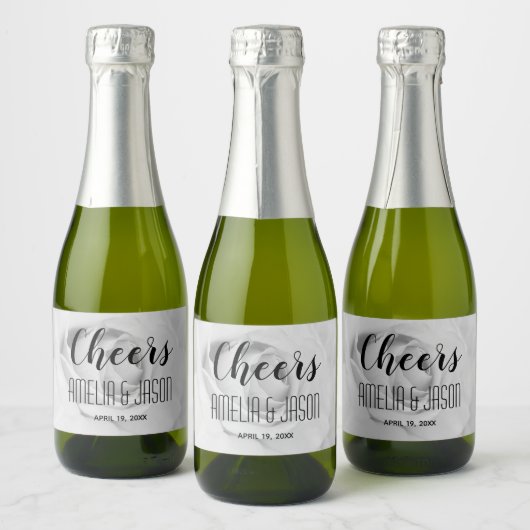 Cheers op Black and White Rose Blossom Wedding Sparkling Wijnetiket (Flessen)