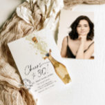 Cheers to 30th Birthday Photo Invitation Kaart<br><div class="desc">Laten we Cheer naar 30 brengen! Aanwezige uitnodiging tot foto. Ontworpen met een prachtige waterverf Gold Champagne-fles. De meeste letters zijn bewerkbaar. Overeenkomende items in ons Cava Party-ontwerp van de winkel.</div>