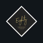 Cheers to 80th Gold Adult 80th Birthday Party Servet<br><div class="desc">Deze aangepaste papieren servet voegt een stijlvol detail toe aan uw 80ste verjaardag. Dit ontwerp is voorzien van een goudbeker met de letters "80" en aangepaste tekst op een zwarte achtergrond. De gelijke uitnodigingen en partijbenodigdheden zijn beschikbaar in mijn winkel BaraBomDesign.</div>