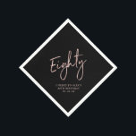 Cheers to Eight Roos Gold & Black 80th Birthday Servet<br><div class="desc">Deze aangepaste papieren servet voegt een stijlvol detail toe aan uw 80ste verjaardag. Dit ontwerp is voorzien van het gouden roos met de letters "80" en aangepaste tekst op een zwarte achtergrond. De gelijke uitnodigingen en partijbenodigdheden zijn beschikbaar in mijn winkel BaraBomDesign.</div>