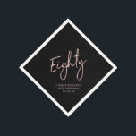 Cheers to Eight Roos Gold & Black 80th Birthday Servet<br><div class="desc">Deze aangepaste papieren servet voegt een stijlvol detail toe aan uw 80ste verjaardag. Dit ontwerp is voorzien van het gouden roos met de letters "80" en aangepaste tekst op een zwarte achtergrond. De gelijke uitnodigingen en partijbenodigdheden zijn beschikbaar in mijn winkel BaraBomDesign.</div>