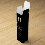 Cheers to Love Champagne Toast Wedding Modern Wi Wijn<br><div class="desc">Deze moderne en elegante Cheers to Love wijncadeaudozen in een klassieke zwarte kleur voor bruiloften, verjaardagen, verlovingsfeesten, bacheloretfeestjes en andere speciale evenementen zijn voorzien van twee mousserende champagneglazen in een toast om van een bruiloft of een trouwdag te houden. Pas dit punt met uw voornamen, de datum van uw gebeurtenis,...</div>