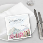 Cheers to Love Mountain Wedding Waterverf Servet<br><div class="desc">Bergbruiloft met luiers, gekarteld met "kazen om van lachen te houden en gelukkig ooit daarna", en een idyllisch landschap van blauwe bergbergkam en roze wilde bloemweide. Pas met het ontwerphulpmiddel aan om de tekst in de beste positie voor uw namen te slepen. Prachtige natuur inspireerde een schilderachtig ontwerp - ideaal...</div>