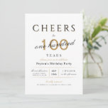 Cheers tot 100 jaar elegante moderne schoolverjaar kaart<br><div class="desc">Moderne klaschouwers tot 100 jaar verjaardagsuitnodiging zijn stijlvol script en typografie met uw partijdetails in geavanceerd goud,  zwart-wit,  eenvoudig en elegant,  geweldig voor een 100e verjaardagsfeestje of een andere leeftijd.</div>