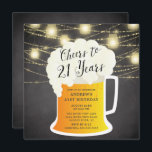 Cheers tot 21 jaar 21e uitnodiging op zaterdag<br><div class="desc">Cheers tot 21 jaar verjaardagsuitnodiging met een bierbrouwerij-mok op een populaire achtergrond op het bord met ophangende moerasverlichting</div>