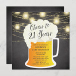 Cheers tot 21 jaar 21e uitnodiging op zaterdag<br><div class="desc">Cheers tot 21 jaar verjaardagsuitnodiging met een bierbrouwerij-mok op een populaire achtergrond op het bord met ophangende moerasverlichting</div>