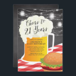 Cheers tot 21 jaar 21ST uitnodiging op zaterdag<br><div class="desc">Cheers tot 21 jaar verjaardagsbarbecue-uitnodiging met een bierbarbecue-mok & hamburger op een moderne krijtbordachtergrond met hangende maanlichten</div>