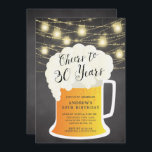 Cheers tot 30 jaar uitnodiging op verjaardag<br><div class="desc">Cheers tot 30 jaar verjaardagsuitnodiging met een bierbrouwerij-mok op een populaire zwarte achtergrond met ophangende moerasverlichting</div>
