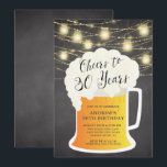 Cheers tot 30 jaar uitnodiging op verjaardag<br><div class="desc">Cheers tot 30 jaar verjaardagsuitnodiging met een bierbrouwerij-mok op een populaire zwarte achtergrond met ophangende moerasverlichting</div>