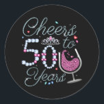 Cheers tot 50 jaar 50e verjaardag Klassieke Rou Ronde Sticker<br><div class="desc">Cheers tot 50 jaar 50e verjaardag Team Dinking Family Design Classic Round Sticker Classic Collectie.</div>