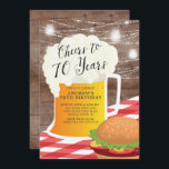 Cheers tot 70 jaar 70th Birthday Uitnodiging<br><div class="desc">Een barbecue-uitnodiging voor 70 jaar verjaart met een bierbarbecue-mok & hamburger op een rustige houten achtergrond met hangende maanlicht</div>