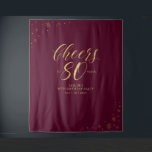 Cheers tot 80 jaar Gold & Red 80th Birthday Party Wandkleed<br><div class="desc">Deze moderne tapijt is perfect voor een chic gold & een Bourgognige roodkleurthemagedag. Uw gasten zullen genieten van het maken van een foto met deze verfijnde partijachtergrond en herinneren zich uw speciale dag. Het ontwerp is voorzien van een gouden typografie " Cheers to 80 years " en een gladde grafische...</div>