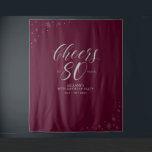 Cheers tot 80 jaar Silve & Red 80th Birthday Party Wandkleed<br><div class="desc">Deze moderne tapijt is perfect voor een chic Silver & Bourgognig roodkleurthema verjaardagsfeest. Uw gasten zullen genieten van het maken van een foto met deze verfijnde partijachtergrond en herinneren zich uw speciale dag. Het ontwerp is voorzien van een gouden typografie " Cheers to 80 years " en een gladde grafische...</div>
