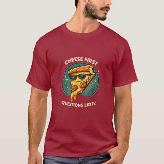 Cheese First Questions Later Funny Retro Pizza T-S T-shirt (Voorkant)