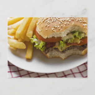 Cheeseburger, gebitten, met chips briefkaart