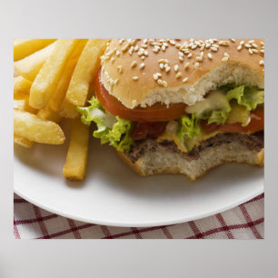 Cheeseburger, gebitten, met chips poster