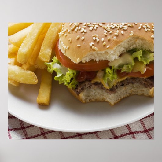 Cheeseburger, gebitten, met chips poster (Voorkant)