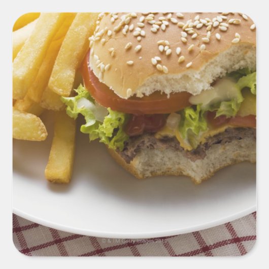 Cheeseburger, gebitten, met chips vierkante sticker (Voorkant)