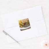 Cheeseburger, gebitten, met chips vierkante sticker (Envelop)